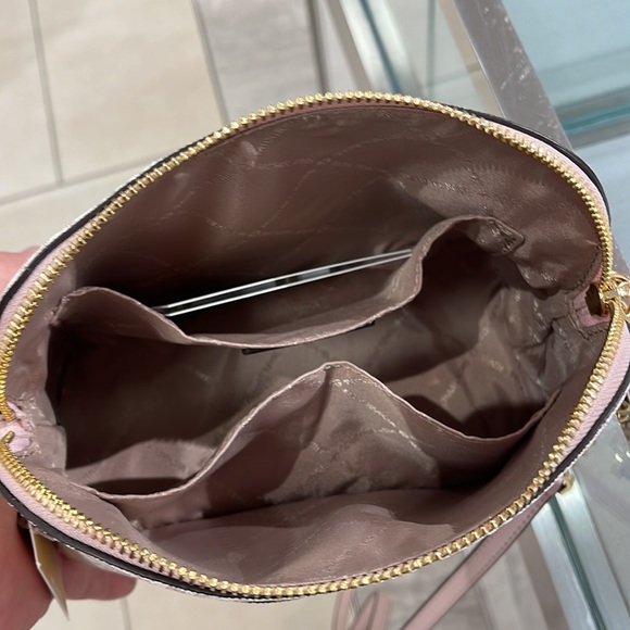 MICHAEL KORS Jet Set Medium Logo Dome Satchel Crossbody
Optic Whit/Rose Gold
NWT - Picture 11 of 16